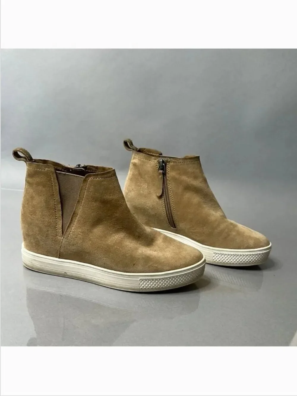 Caslon Cnaidy-Lea Suede Wedge Sneakers – Tan – Women’s Size 5.5M (A-1516)